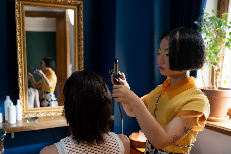 Friseurin bei der Arbeit am Kunden