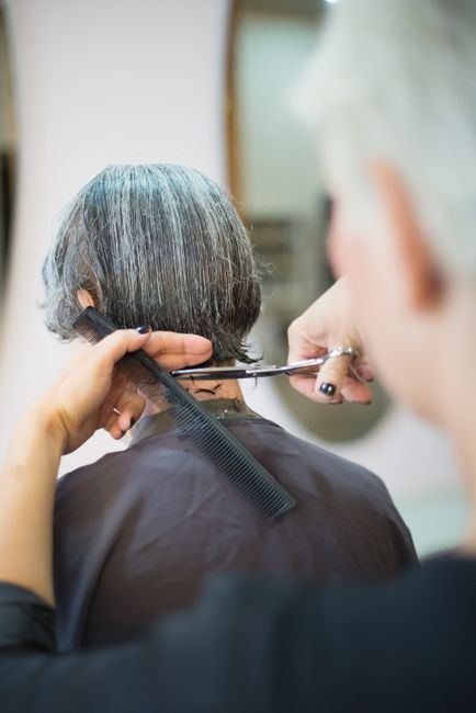 Damenschnitt im Salon