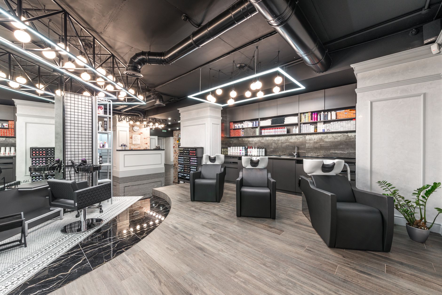Moderner Friseursalon mit stilvollem Interieur